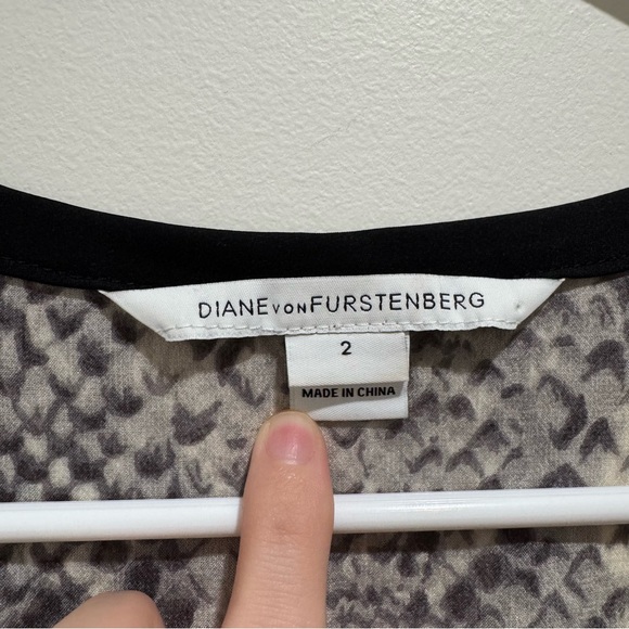 Diane von Furstenberg Lane Silk Chiffon Snake Print Blouse‎ – Size 2 - Picture 2 of 14